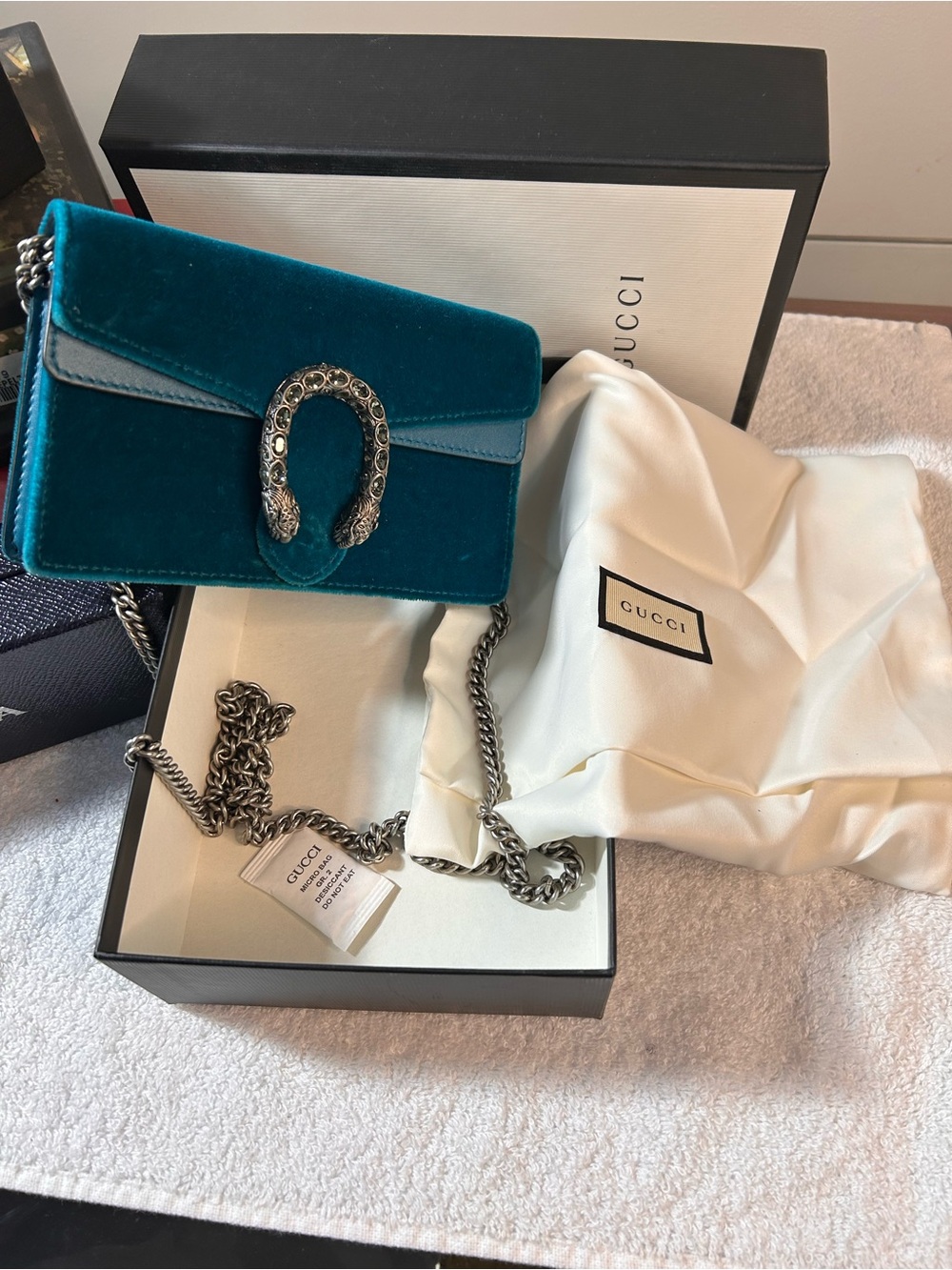 Authentic Gucci Teal Velvet Dionysus Chain Crossbody Bag - Picture 3 of 14